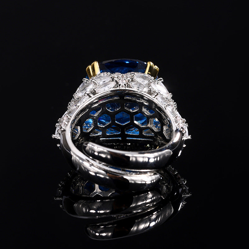 The back of the zirconia cocktail ring, design in honeycomb openwork. Brass with silver-gold plating.