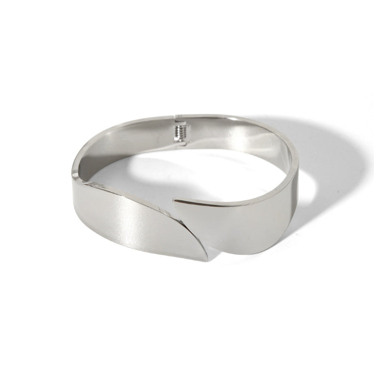 A stainless steel stragger design adjustable bangle bracelet
