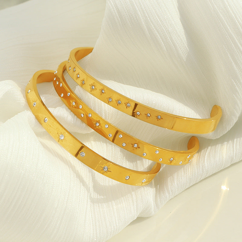 Gold plating stainless steel stars bangles, different arrangements: some are orderly, while others are arranged in a staggered manner.