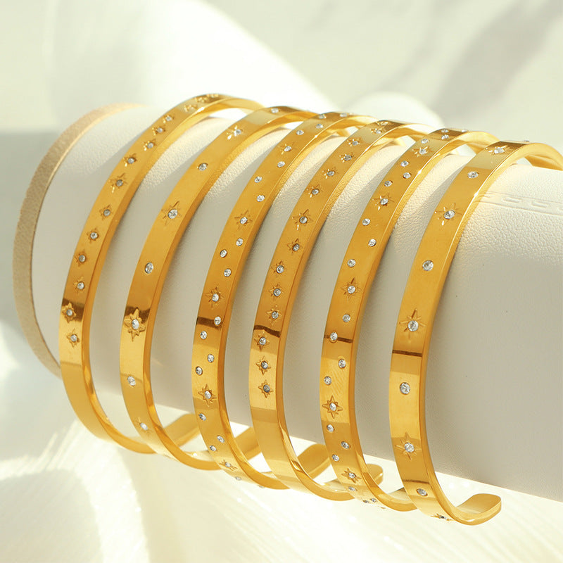 Gold plating stainless steel stars bangles, different arrangements: some are orderly, while others are arranged in a staggered manner.
